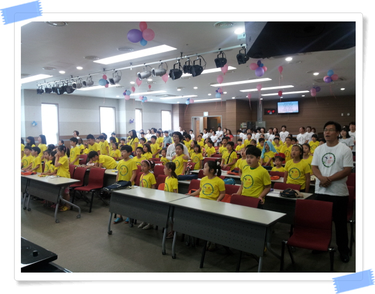 1. 성경캠프를 준비하며 열심히 예배중....jpg