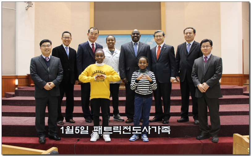 1월5일 패트릭전도사 가족.jpg